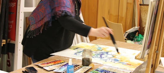 Michaela Petra Sturm malt ein Aquarell